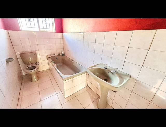 3 BEDROOM HOUSE FOR SALE IN FLORA PARK